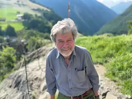 Reinhold Messner steht vor seinem Schloss Juval. - Foto: Christoph Sator/dpa