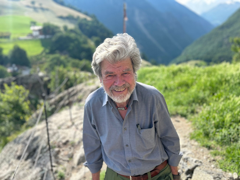 Reinhold Messner steht vor seinem Schloss Juval. - Foto: Christoph Sator/dpa