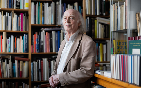 Das Antiquariat in Köln ist bis unter die Decke mit alten Büchern gefüllt. - Foto: Rolf Vennenbernd/dpa