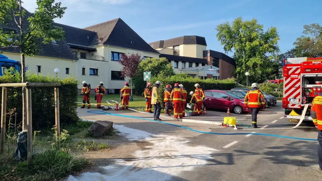 FW Düren: Aufgerissener Dieseltank an einem Lkw - Bild: presseportal.de