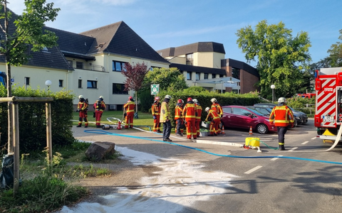 FW Düren: Aufgerissener Dieseltank an einem Lkw - Foto: presseportal.de