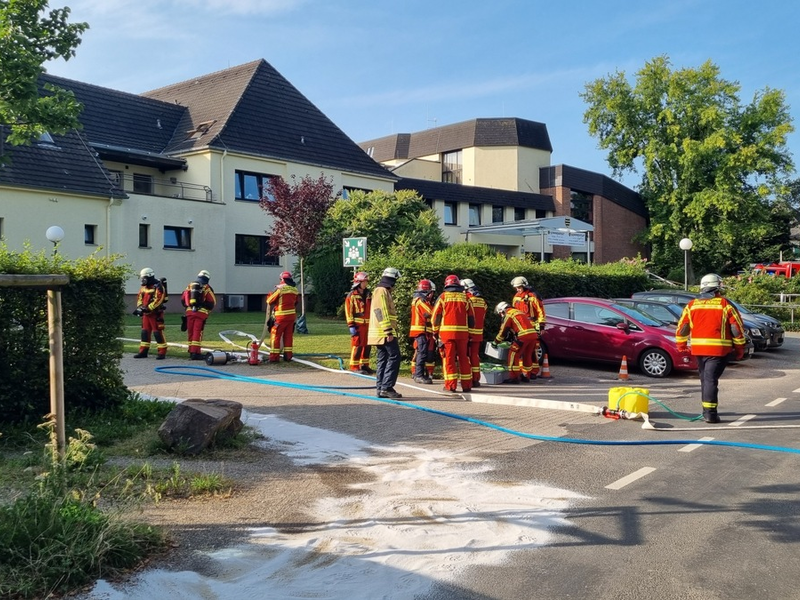 FW Düren: Aufgerissener Dieseltank an einem Lkw - Foto: presseportal.de