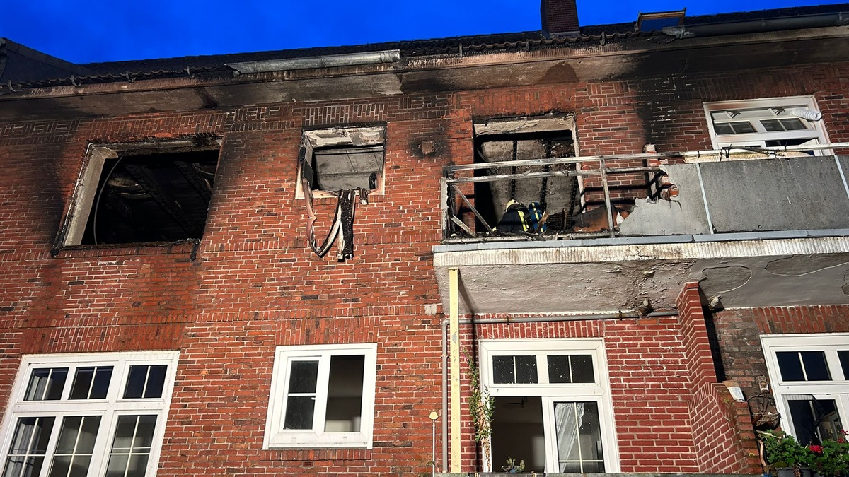 FW-LK Leer: Schrecklicher Brand in Mehrfamilienhaus auf Borkum - Personen sprangen aus dem Fenster - Foto: presseportal.de