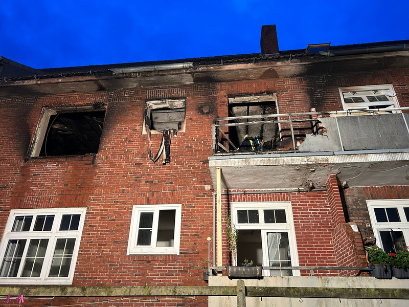 FW-LK Leer: Schrecklicher Brand in Mehrfamilienhaus auf Borkum - Personen sprangen aus dem Fenster - Foto: presseportal.de