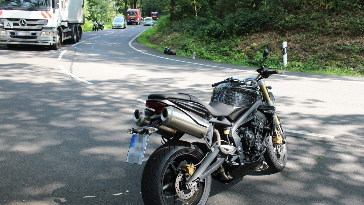 POL-RBK: Wermelskirchen - Motorradfahrerin stößt gegen Müllfahrzeug - Foto: presseportal.de