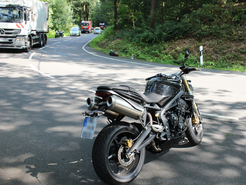 POL-RBK: Wermelskirchen - Motorradfahrerin stößt gegen Müllfahrzeug - Foto: presseportal.de