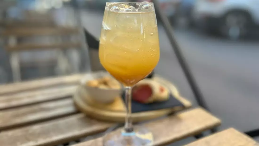 Bei einem Einbruch in Rom las sich ein Dieb in einem Buch über griechische Götter zur Cocktailstunde so lange fest, bis die Polizei kam. (Symbolbild) - Bild: Robert Messer/dpa