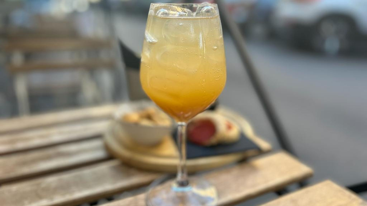 Bei einem Einbruch in Rom las sich ein Dieb in einem Buch über griechische Götter zur Cocktailstunde so lange fest, bis die Polizei kam. (Symbolbild) - Foto: Robert Messer/dpa