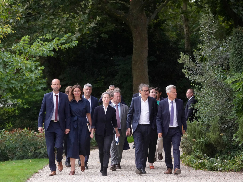 Frankreichs Linksbündnis will, dass ihre Kandidatin Castets Premierministerin wird. - Foto: Thibault Camus/AP/dpa