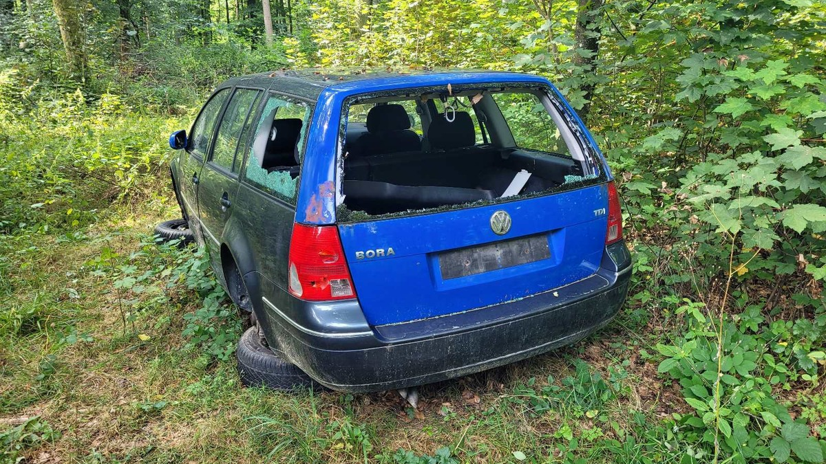 POL-UL: (HDH) Herbrechtingen - Schrottfahrzeug im Wald entsorgt / Am Dienstag fand ein Zeuge in einem Wald bei Herbrechtingen ein entsorgtes Auto. - Foto: presseportal.de