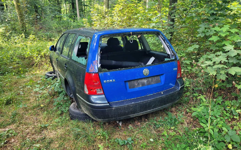 POL-UL: (HDH) Herbrechtingen - Schrottfahrzeug im Wald entsorgt / Am Dienstag fand ein Zeuge in einem Wald bei Herbrechtingen ein entsorgtes Auto. - Foto: presseportal.de