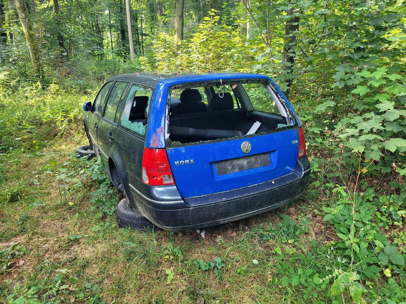 POL-UL: (HDH) Herbrechtingen - Schrottfahrzeug im Wald entsorgt / Am Dienstag fand ein Zeuge in einem Wald bei Herbrechtingen ein entsorgtes Auto. - Foto: presseportal.de