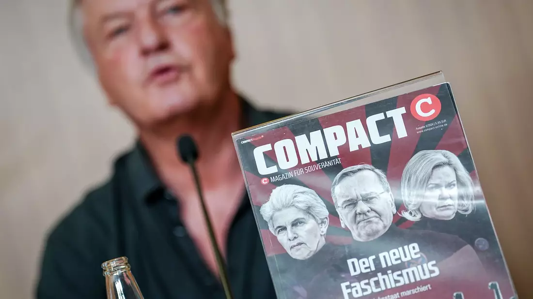 Chefredakteur Jürgen Elsässer mit einem «Compact»-Magazin. (Archivbild)  - Bild: Kay Nietfeld/dpa