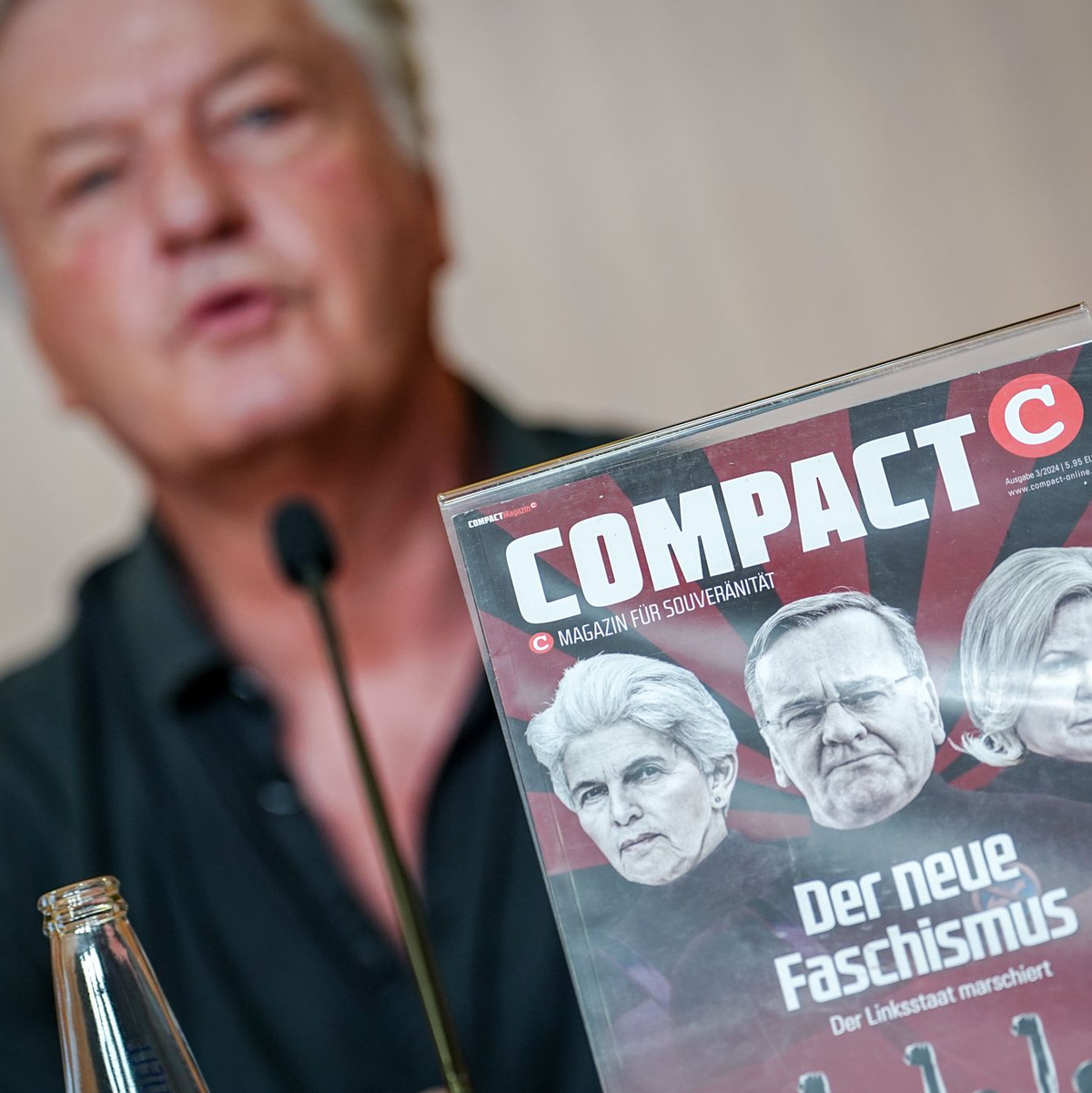 Chefredakteur Jürgen Elsässer mit einem «Compact»-Magazin. (Archivbild)  - Foto: Kay Nietfeld/dpa