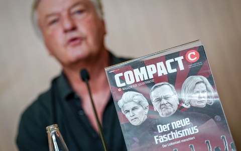 «Compact»-Chefredakteur Jürgen Elsässer hinter einem Titelbild seines Magazins. (Archivbild)  - Foto: Kay Nietfeld/dpa