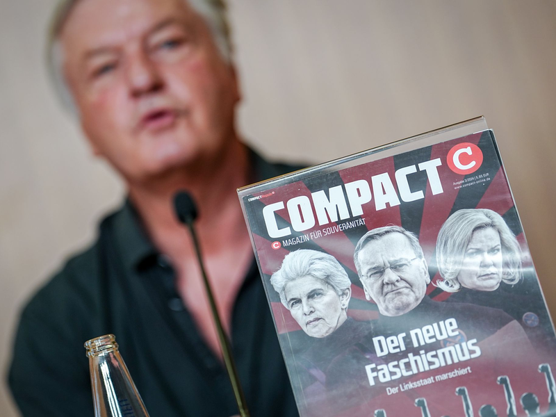 Chefredakteur Jürgen Elsässer mit einem «Compact»-Magazin. (Archivbild)  - Foto: Kay Nietfeld/dpa