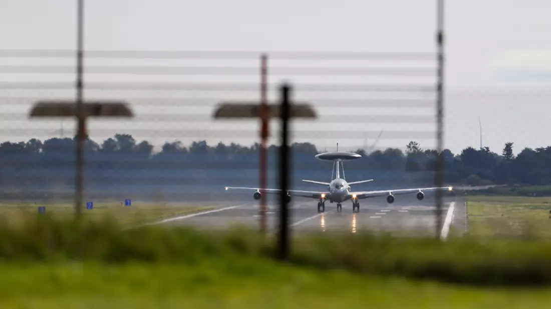 Auf dem Stützpunkt sind Awacs-Aufklärungsflugzeuge stationiert - der Flugbetrieb ging trotz der erhöhten Sicherheitsstufe weiter. - Bild: Christoph Reichwein/dpa