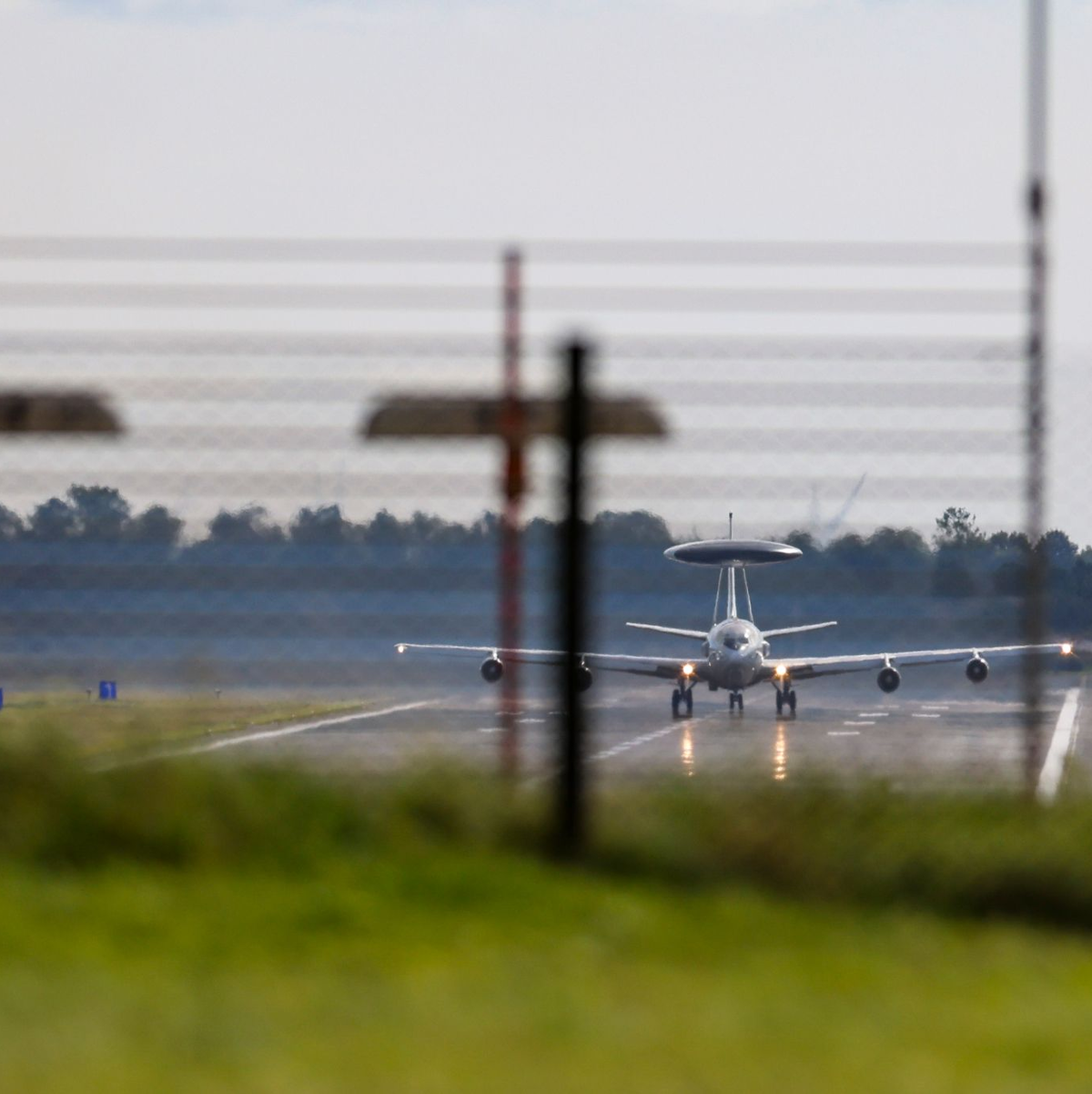 Auf dem Stützpunkt sind Awacs-Aufklärungsflugzeuge stationiert - der Flugbetrieb ging trotz der erhöhten Sicherheitsstufe weiter. - Foto: Christoph Reichwein/dpa