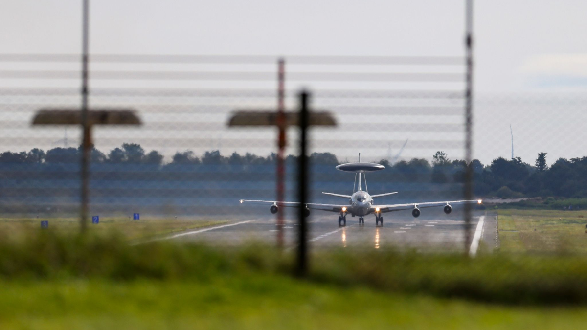Auf dem Nato-Luftwaffenstützpunkt Geilenkirchen galt vorübergehend die zweithöchste Sicherheitsstufe. - Foto: Christoph Reichwein/dpa