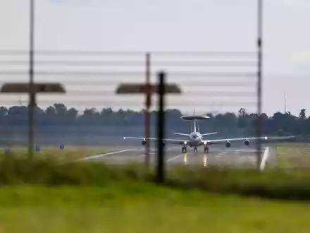 Auf dem Nato-Luftwaffenstützpunkt Geilenkirchen galt vorübergehend die zweithöchste Sicherheitsstufe. - Foto: Christoph Reichwein/dpa