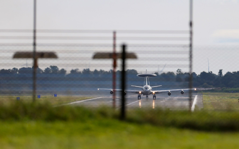 Auf dem Nato-Luftwaffenstützpunkt Geilenkirchen galt vorübergehend die zweithöchste Sicherheitsstufe. - Foto: Christoph Reichwein/dpa Auf dem Nato-Luftwaffenstützpunkt Geilenkirchen galt vorübergehend die zweithöchste Sicherheitsstufe. - Foto: Christoph Reichwein/dpa