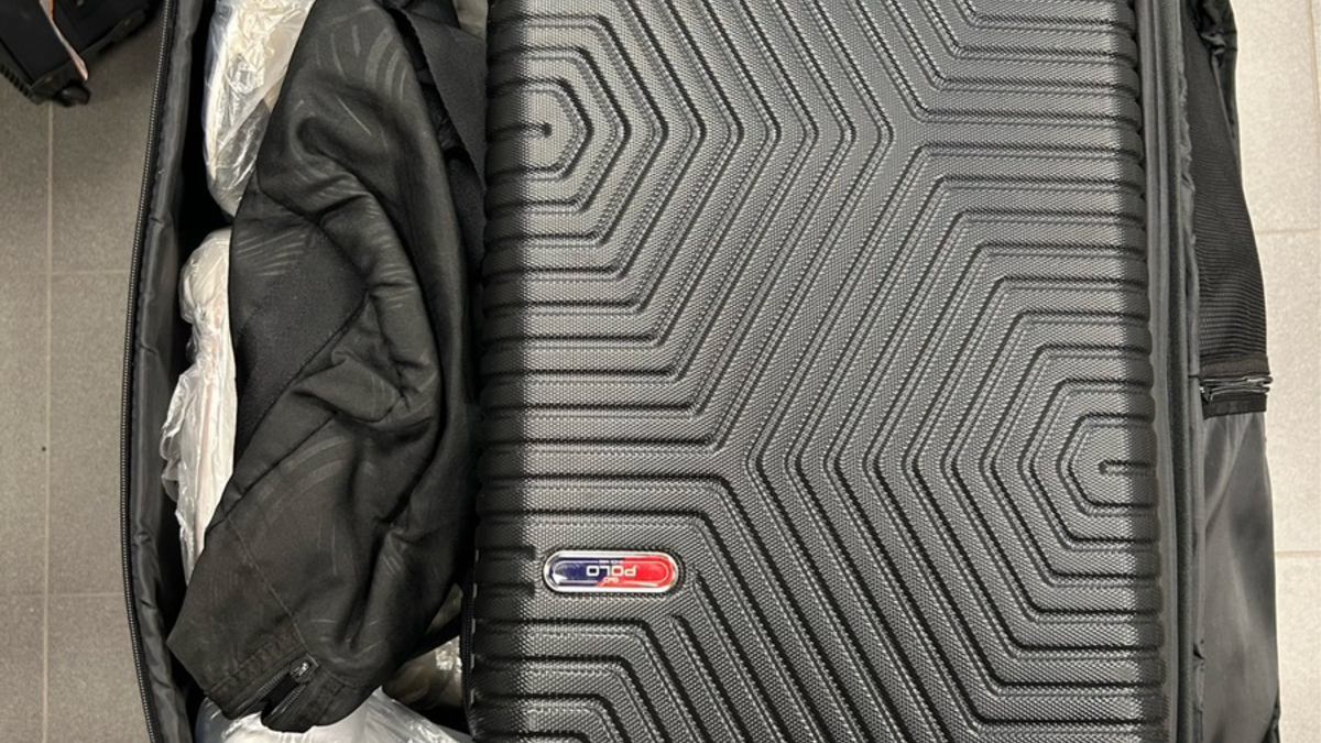 HZA-SB: ZOLL am Flughafen Saarbrücken verhindert Zigarettenschmuggel; 2.420 Zigaretten sichergestellt - Foto: presseportal.de