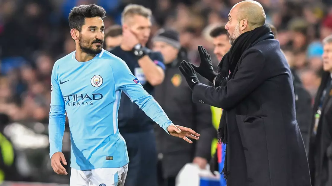 Wieder vereint: Ilkay Gündogan (l) und Pep Guardiola. - Bild: Walter Bieri/KEYSTONE/dpa