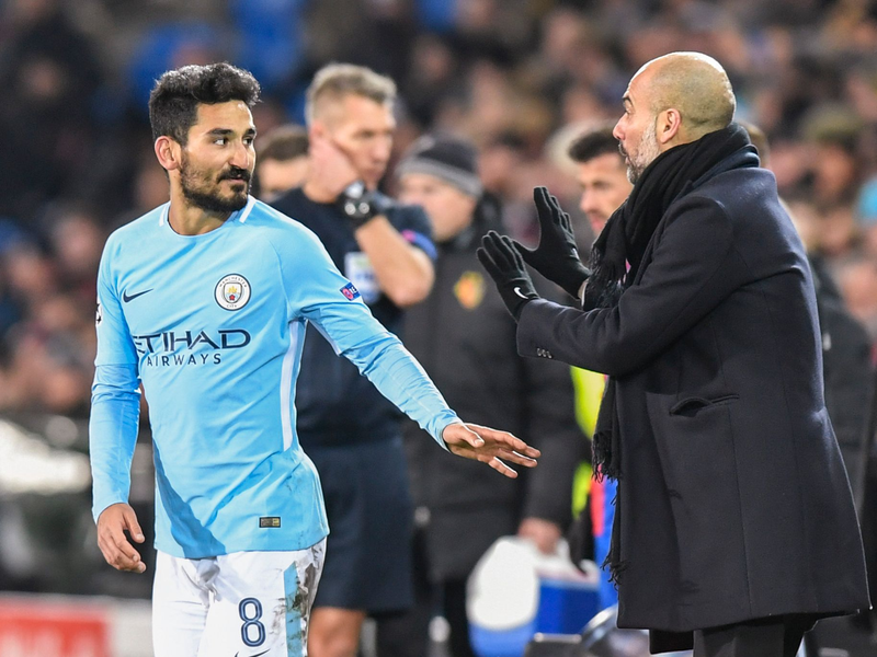 Wieder vereint: Ilkay Gündogan (l) und Pep Guardiola. - Foto: Walter Bieri/KEYSTONE/dpa