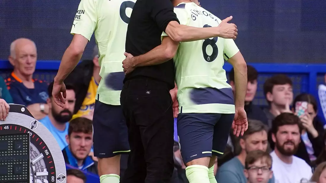 Pep Guardiola (l) schwärmt von Ilkay Gündogans Spielintelligenz. - Bild: Peter Byrne/PA Wire/dpa