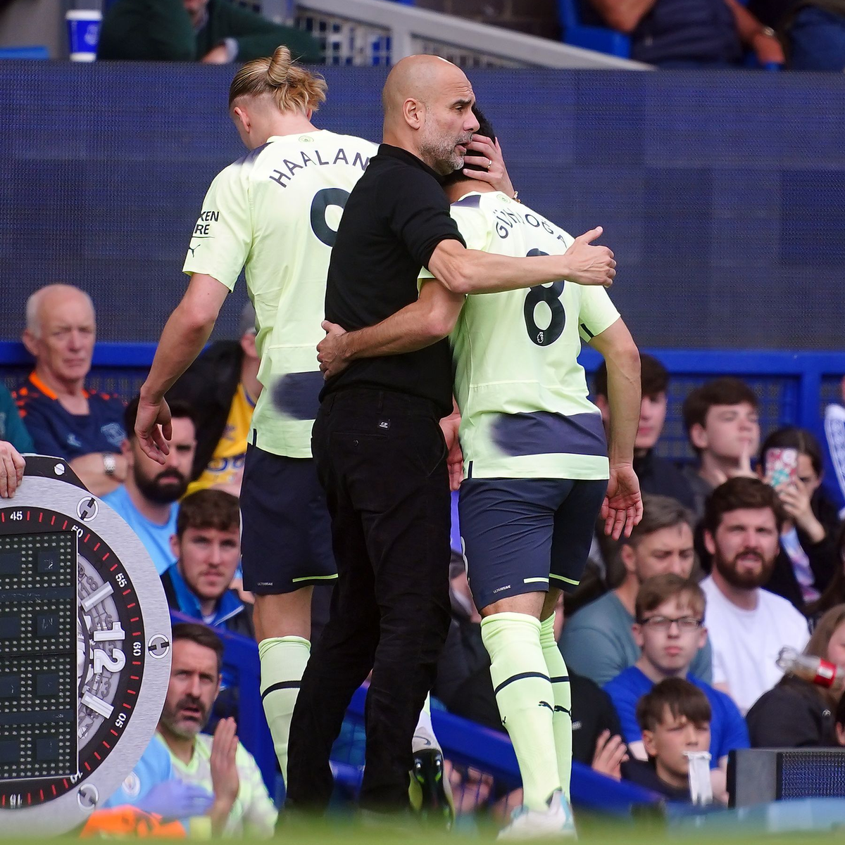 Pep Guardiola (l) schwärmt von Ilkay Gündogans Spielintelligenz. - Foto: Peter Byrne/PA Wire/dpa
