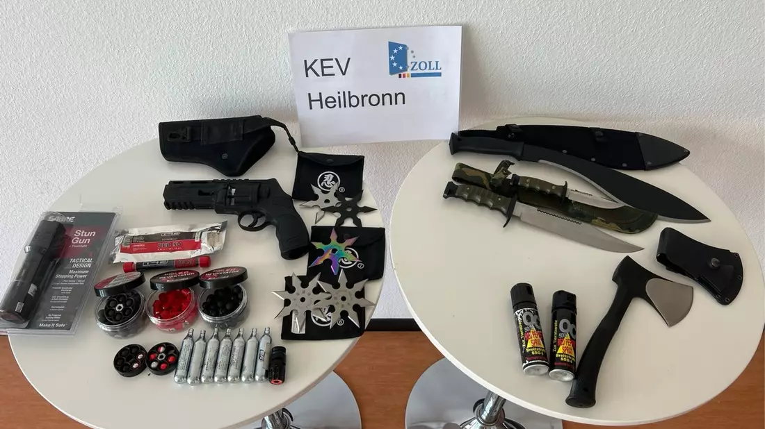 HZA-HN: Zoll stoppt Auto und findet Waffen - Bild: presseportal.de