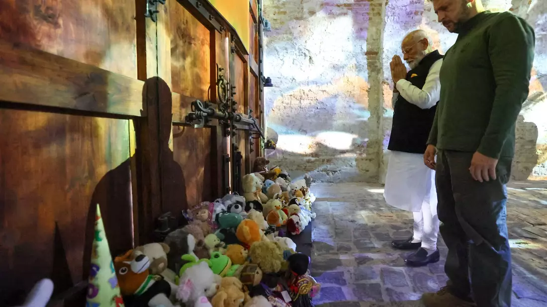 Modi besuchte mit Selenskyj eine Gedenkstätte für die im Krieg getöteten ukrainischen Kinder. - Bild: Indian Prime Minister’s office/AP/dpa