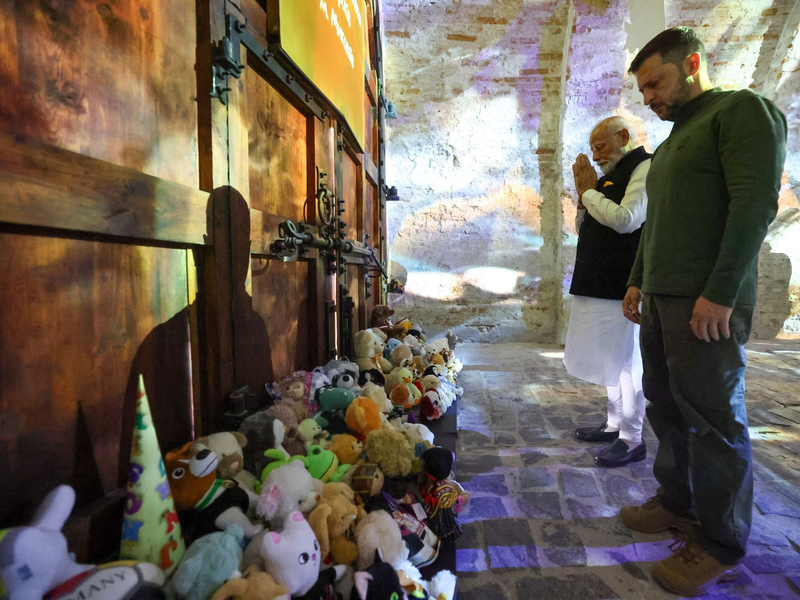 Modi besuchte mit Selenskyj eine Gedenkstätte für die im Krieg getöteten ukrainischen Kinder. - Foto: Indian Prime Minister’s office/AP/dpa