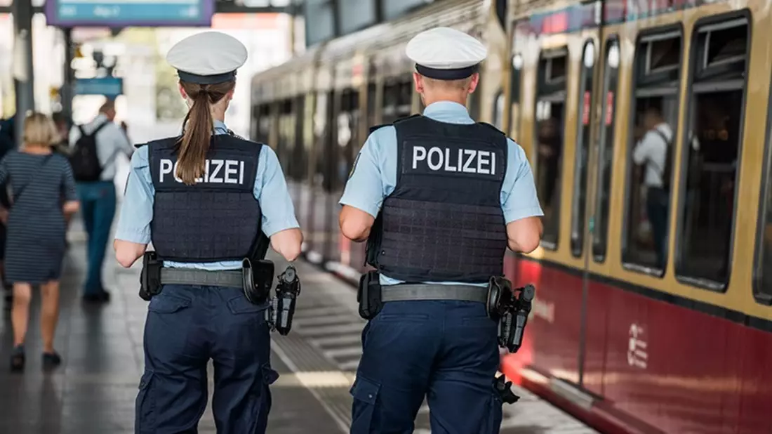 BPOL NRW: Hehlerei, Drogen, Waffendelikte und Exhibitionismus - Kein Filminhalt, sondern Realität für die Bundespolizei - Bild: presseportal.de