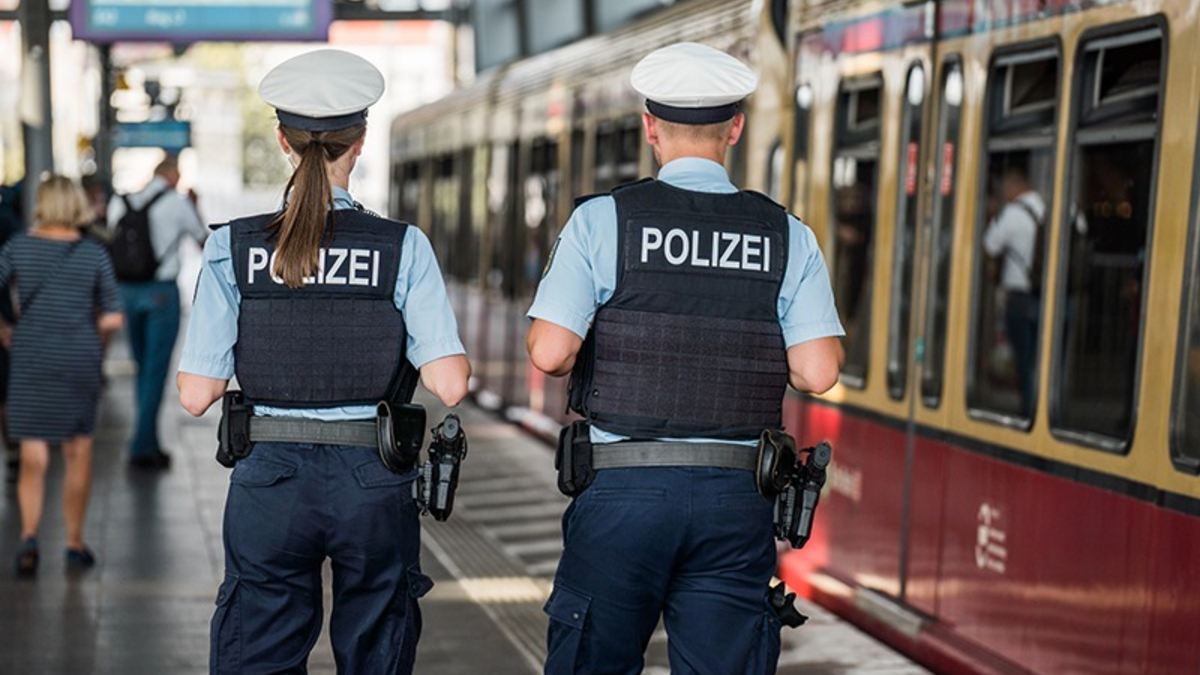 BPOL NRW: Hehlerei, Drogen, Waffendelikte und Exhibitionismus - Kein Filminhalt, sondern Realität für die Bundespolizei - Foto: presseportal.de