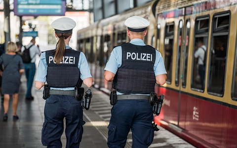BPOL NRW: Hehlerei, Drogen, Waffendelikte und Exhibitionismus - Kein Filminhalt, sondern Realität für die Bundespolizei - Foto: presseportal.de