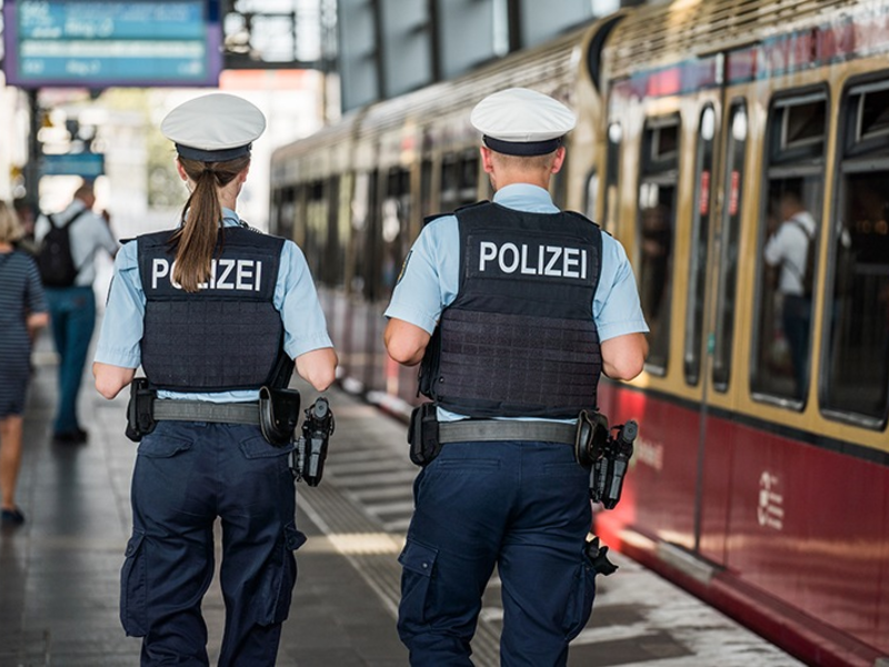 BPOL NRW: Hehlerei, Drogen, Waffendelikte und Exhibitionismus - Kein Filminhalt, sondern Realität für die Bundespolizei - Foto: presseportal.de
