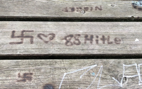 POL-STD: Bänke und Tische an einer Grundschule mit u.a. verfassungsfeindlichen Symbolen beschmiert - Polizei sucht Zeugen - Foto: presseportal.de