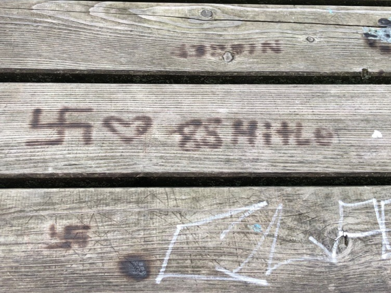 POL-STD: Bänke und Tische an einer Grundschule mit u.a. verfassungsfeindlichen Symbolen beschmiert - Polizei sucht Zeugen - Foto: presseportal.de