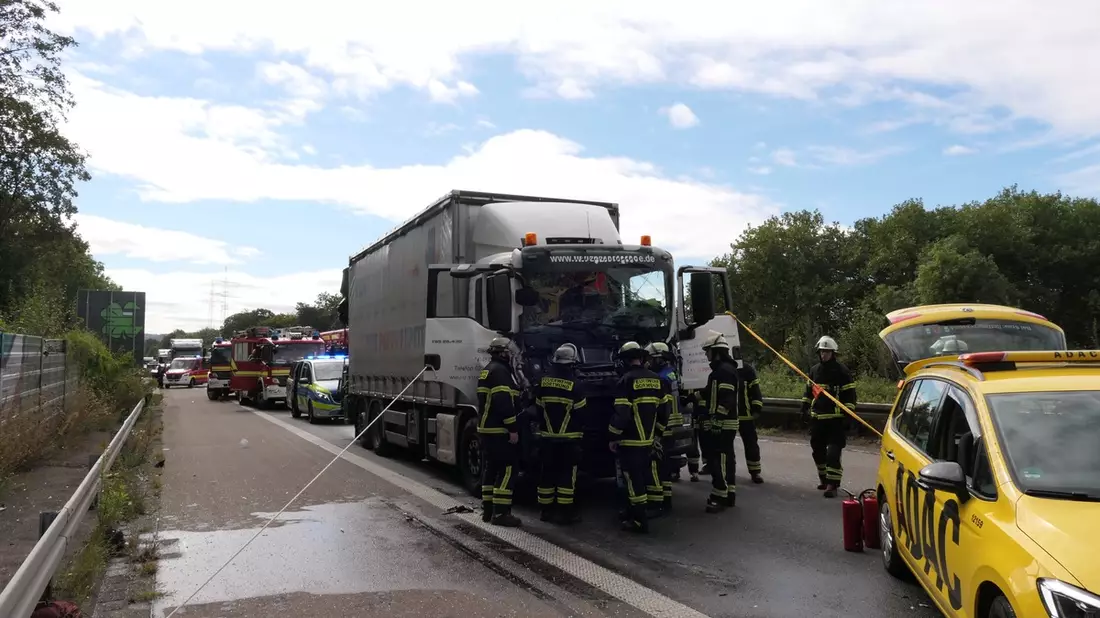 FW-DO: LKW Auffahrunfall auf der BAB 45 bei Eichlinghofen - Feuerwehr muss den Fahrer befreien - Bild: presseportal.de