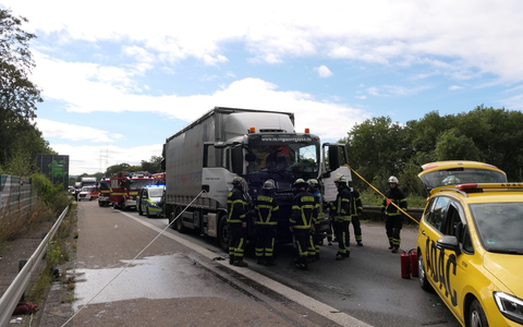 FW-DO: LKW Auffahrunfall auf der BAB 45 bei Eichlinghofen - Feuerwehr muss den Fahrer befreien - Foto: presseportal.de