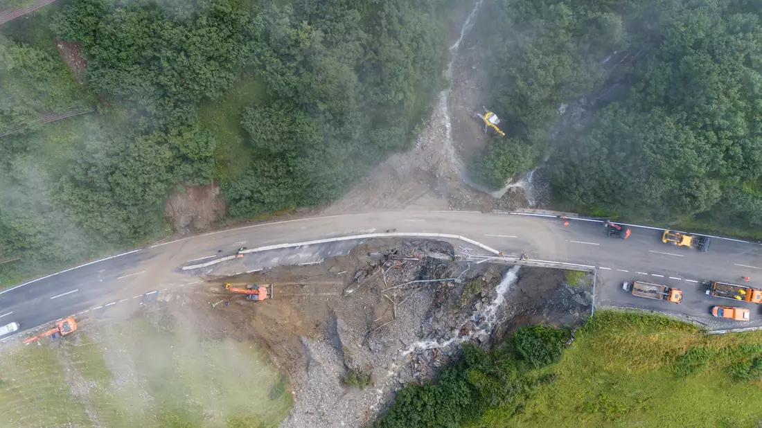 So sah die Arlbergstraße nach dem Unwetter aus. (Archivbild) - Bild: Bernd Hofmeister/APA/dpa