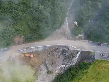 So sah die Arlbergstraße nach dem Unwetter aus. (Archivbild) - Foto: Bernd Hofmeister/APA/dpa