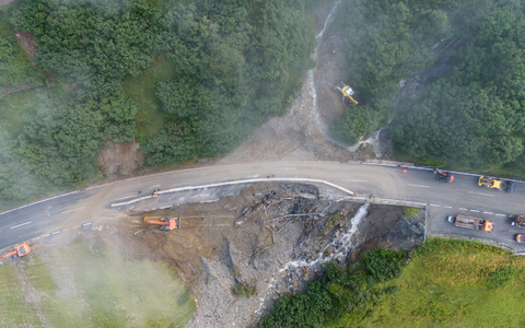 So sah die Arlbergstraße nach dem Unwetter aus. (Archivbild) - Foto: Bernd Hofmeister/APA/dpa
