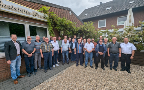 FW-KLE: Bürgermeister und Leiter der Feuerwehr danken den Alterskameraden: Feuerwehr-Senioren gehören immer noch dazu - Foto: presseportal.de