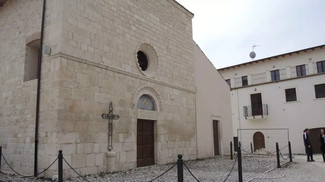 Kirche des Abruzzen-Dorfes L'Aquila. Nach tagelanger Suche wurde ein vermisster deutscher Student in den Abruzzen tot entdeckt. (Symbolbild) - Bild: Lena Klimkeit/dpa