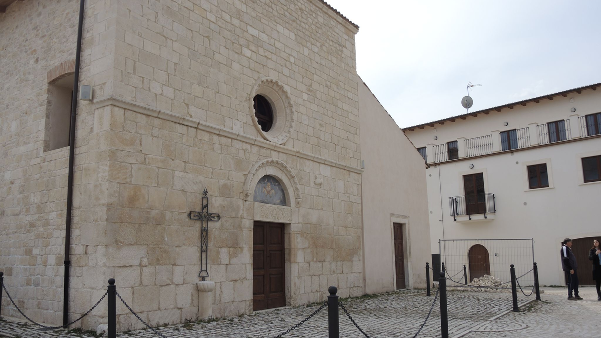 Kirche des Abruzzen-Dorfes L'Aquila. Nach tagelanger Suche wurde ein vermisster deutscher Student in den Abruzzen tot entdeckt. (Symbolbild) - Foto: Lena Klimkeit/dpa