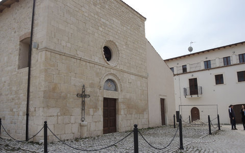 Kirche des Abruzzen-Dorfes L'Aquila. Nach tagelanger Suche wurde ein vermisster deutscher Student in den Abruzzen tot entdeckt. (Symbolbild) - Foto: Lena Klimkeit/dpa