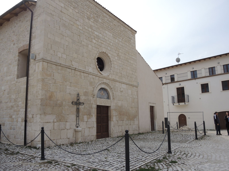 Kirche des Abruzzen-Dorfes L'Aquila. Nach tagelanger Suche wurde ein vermisster deutscher Student in den Abruzzen tot entdeckt. (Symbolbild) - Foto: Lena Klimkeit/dpa