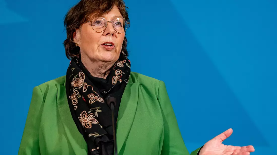 Nach Berichten über Drohnen über einem Industriegebiet in Schleswig-Holstein verspricht Landes-Innenministerin Sütterlin-Waack große Wachsamkeit. (Archivbild)  - Bild: Axel Heimken/dpa